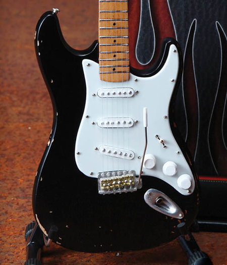 Fender™ Stratocaster™ – Black Vintage Distressed