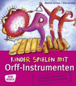 Kinder spielen mit Orff-Instrumenten